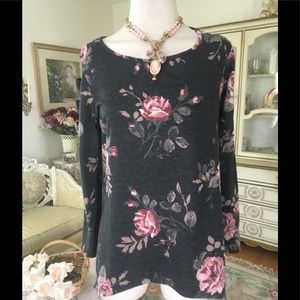 AGB like new cutout long sleeve handkerchief hem top size M. C:102